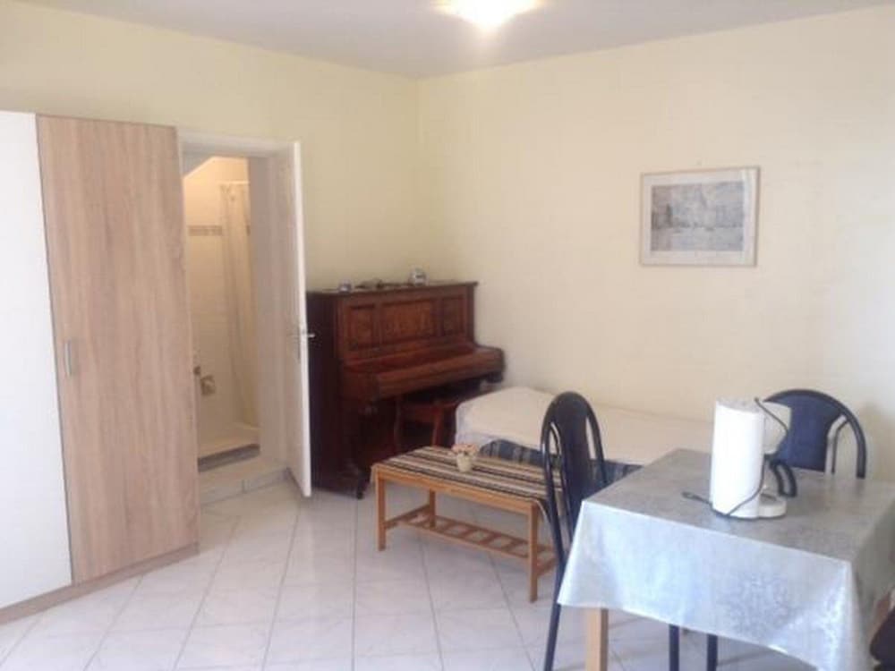 Studio (Studio With Balcony)