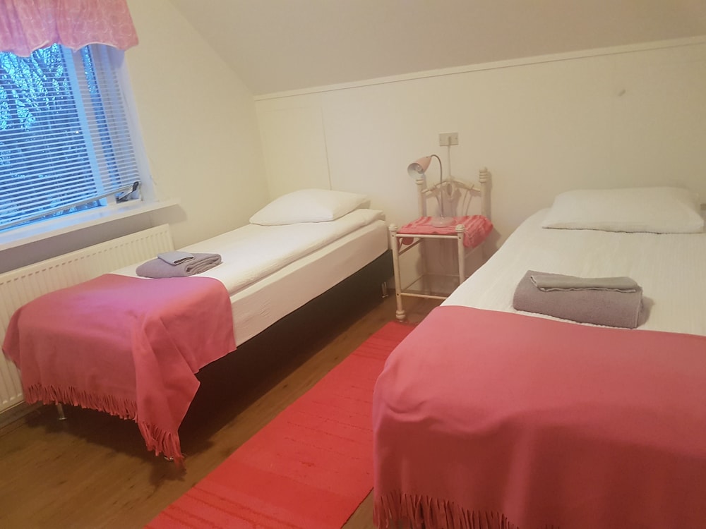 Room, 1 Bedroom, Shared Bathroom (Pink) photo 3