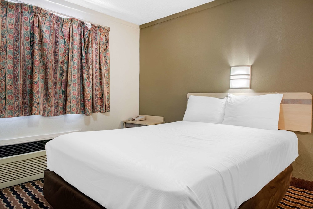 Standard Room, 1 Queen Bed photo 3