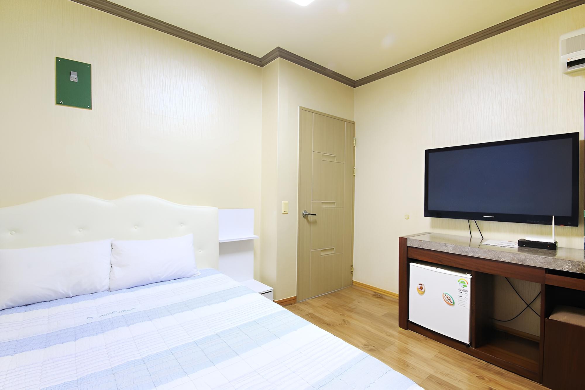 Room (Standard Room) - Photo 5
