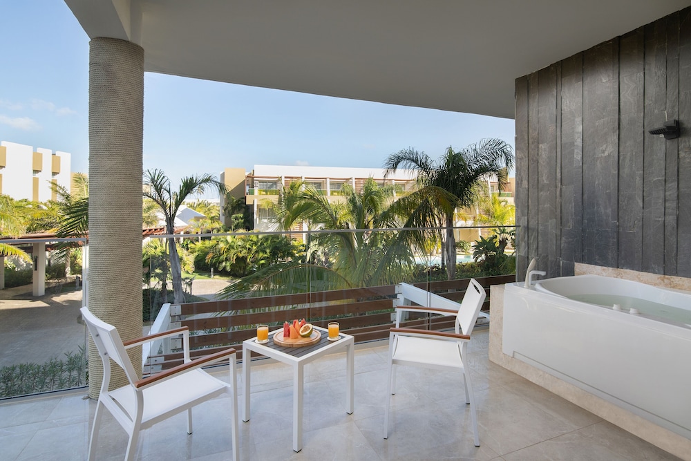 Premium Jr. Suite Pool View Two Queen (Resort Access to Breathless Punta Cana)