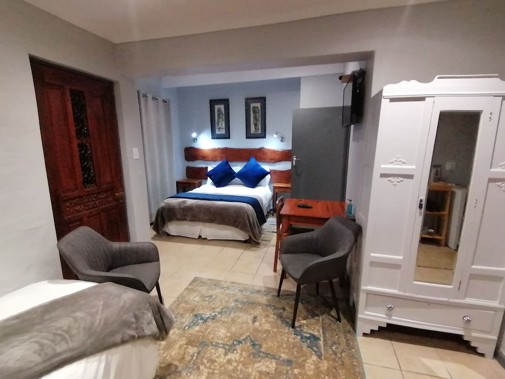 Room 10 - Family Room - Open Plan photo 1