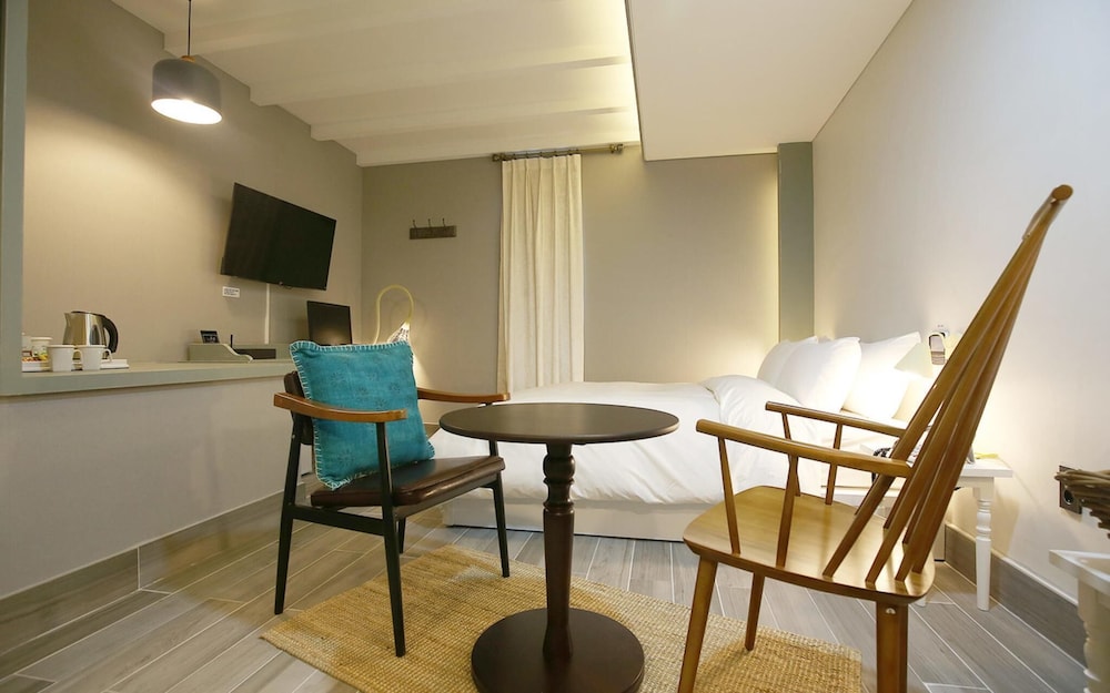 Room (Vintage) - Photo 2