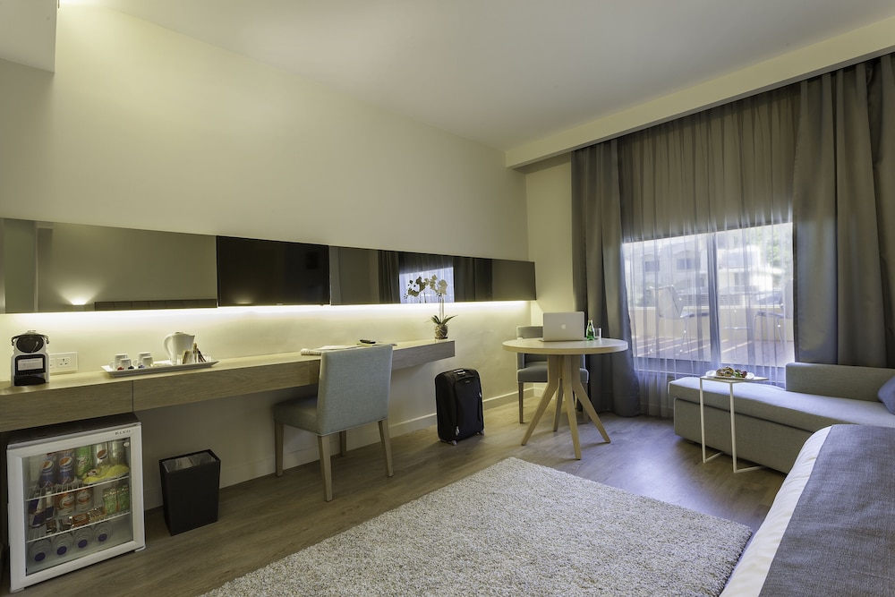 Suite, 1 King Bed - Photo 3