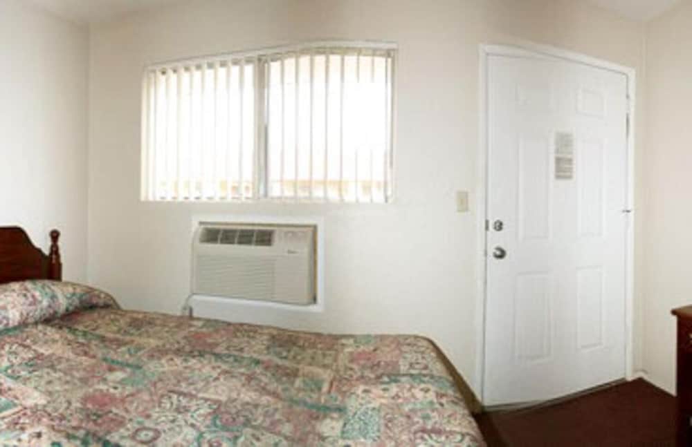 Standard Room, 1 Queen Bed, Non Smoking - Photo 2