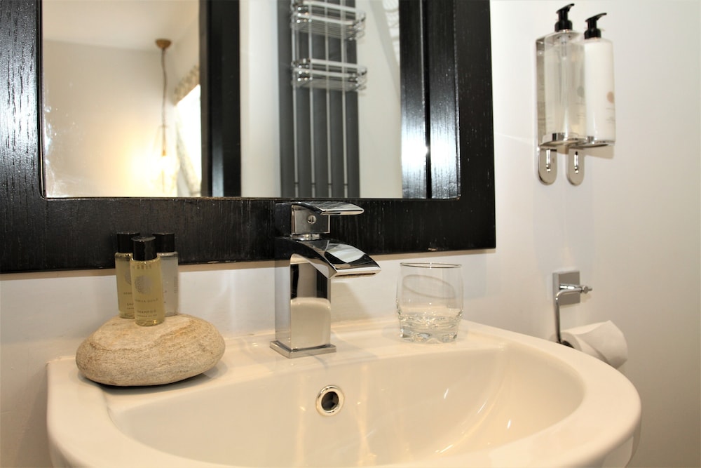 Classic Twin Room - Photo 10