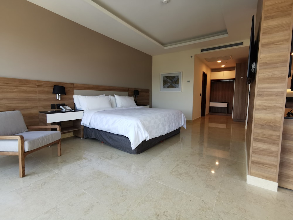 Suite, 1 King Bed (Top Floor) - Photo 7