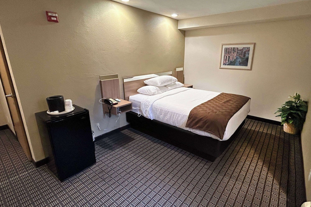 1 Queen Bed, Mobility Accessible Room, Bathtub w/ Grab Bars, Non-Smoking - Photo 2