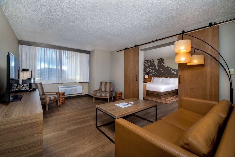 Suite, 1 Bedroom, Mountain View (Tower 1) - Photo 2