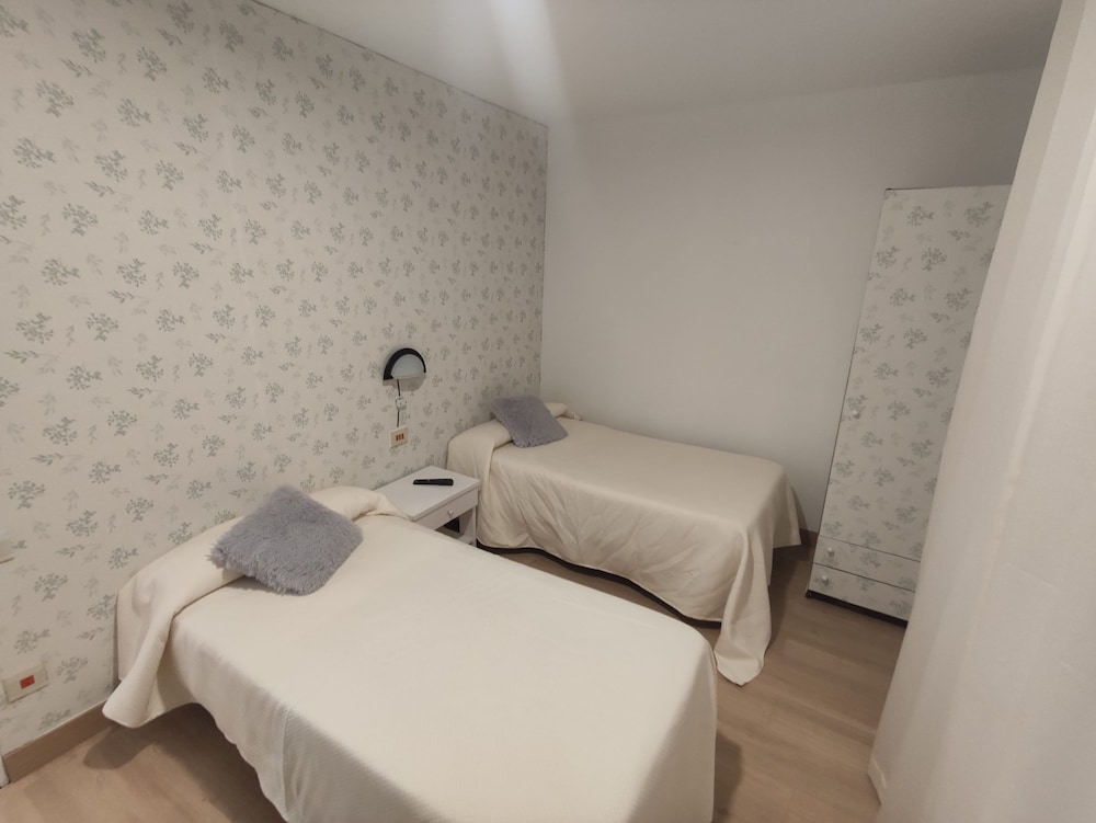 Twin Room - Photo 3