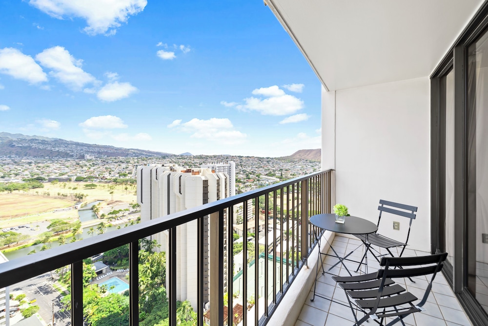 High Floor Mountain View Condo with 2 Beds and Parking: Condo, 1 Bedroom, Mountain View (0148) photo