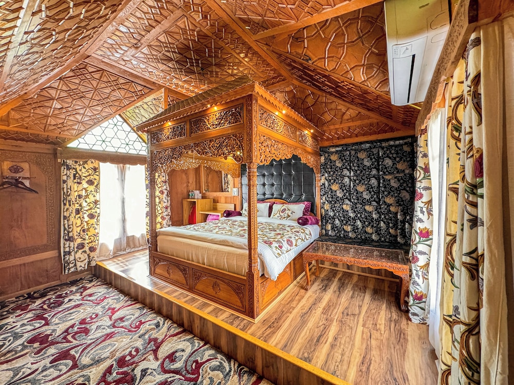 The Royal Heritage Suite