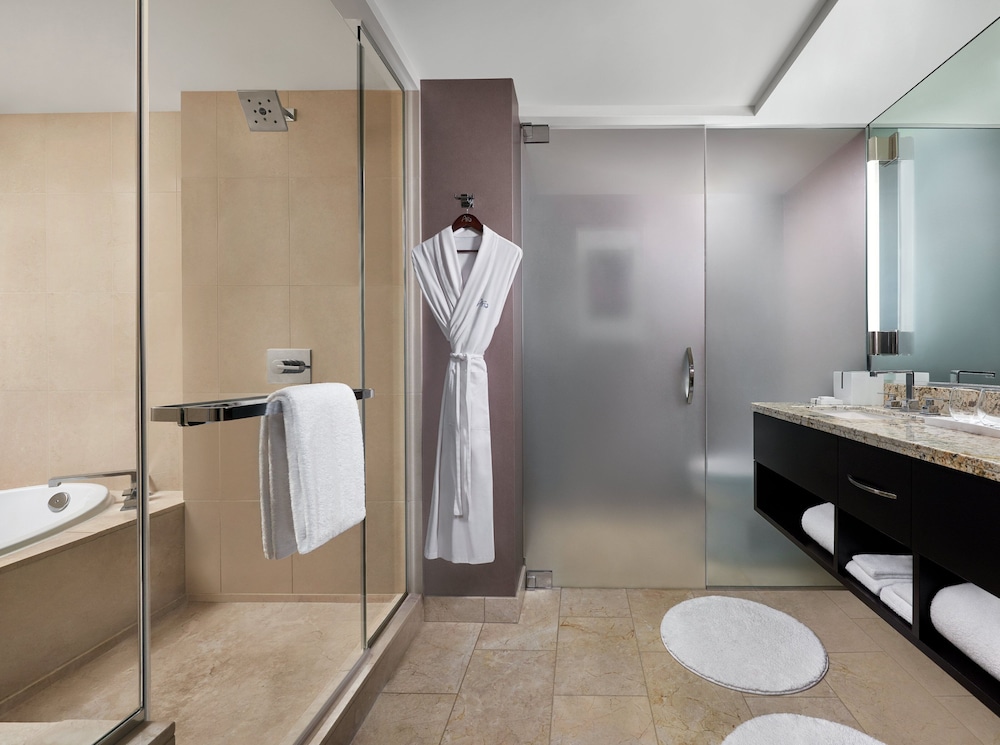 Deluxe Room Accessible