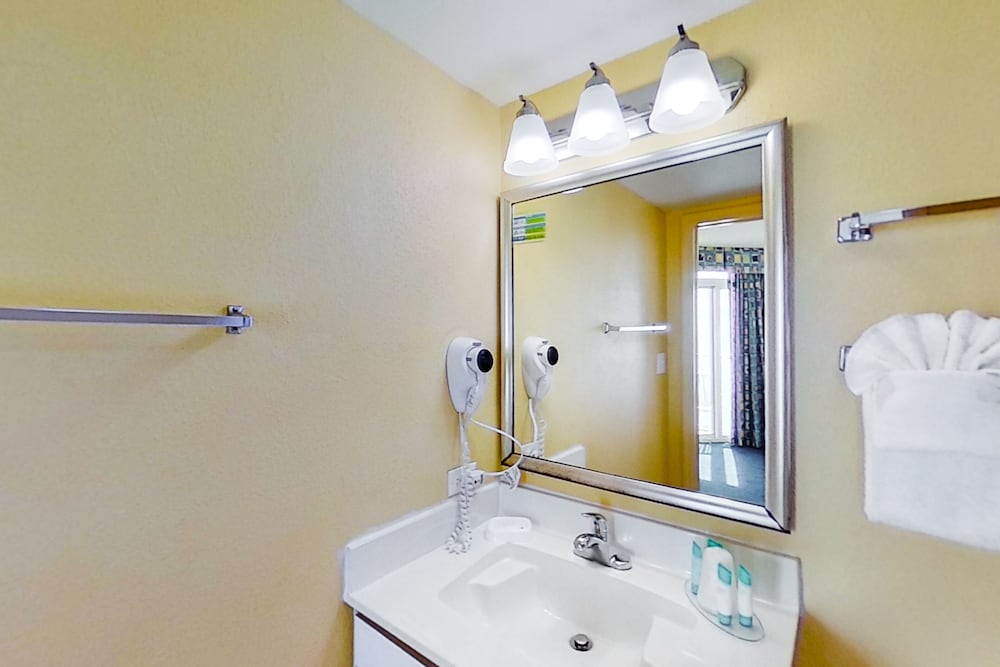 Condo, 2 Bedrooms (Oceanfront) photo 3