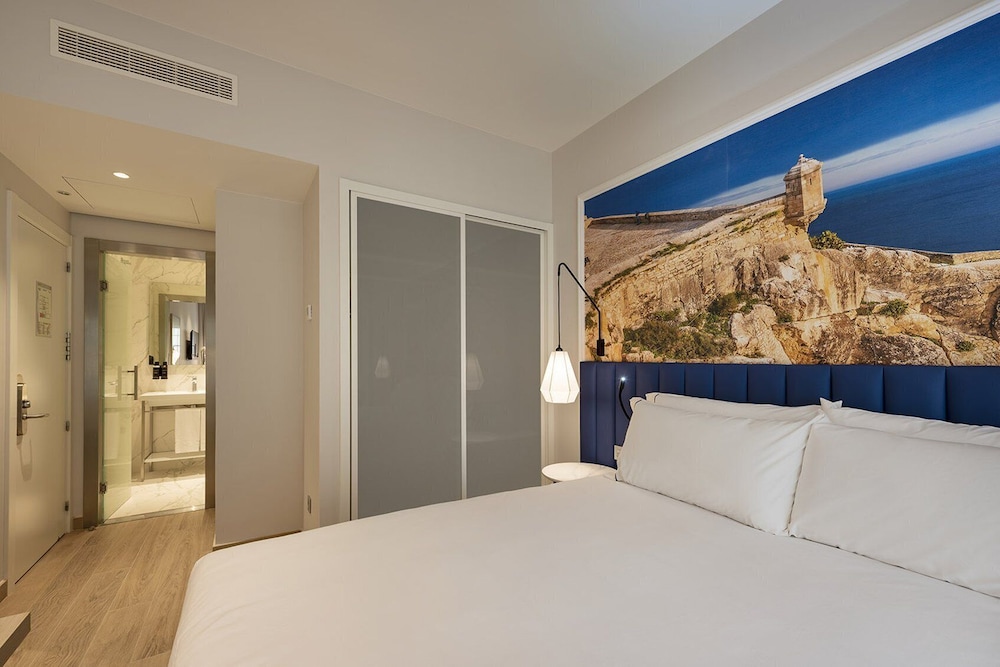 Double Room, Balcony, City View thumbnail 5