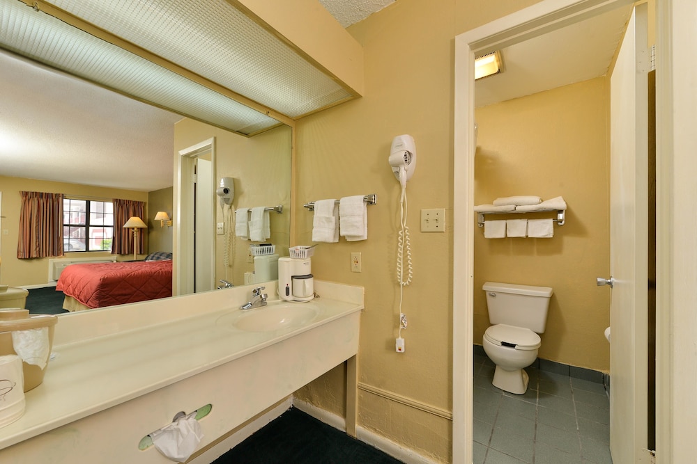 Room, 2 Queen Beds, Non Smoking - Photo 7