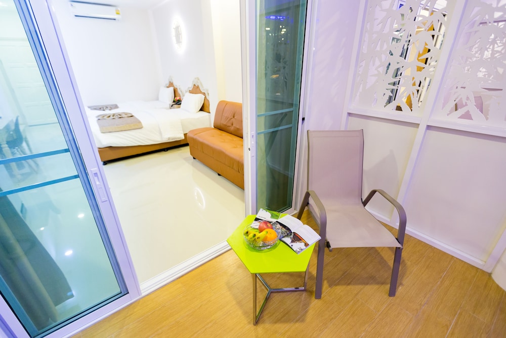 Deluxe Twin Bed Pool Side photo 2