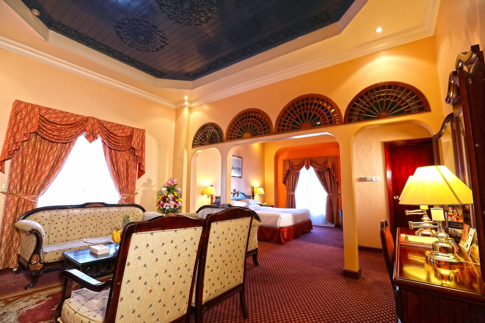 Suite, 1 King Bed - Photo 1