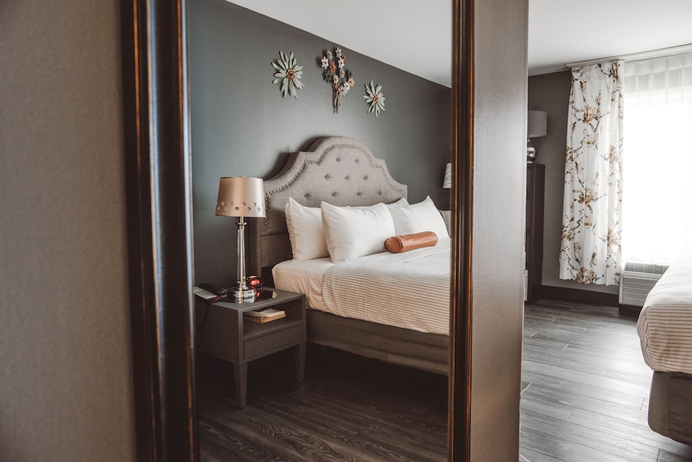 Room, 1 King Bed, Fireplace - Photo 4