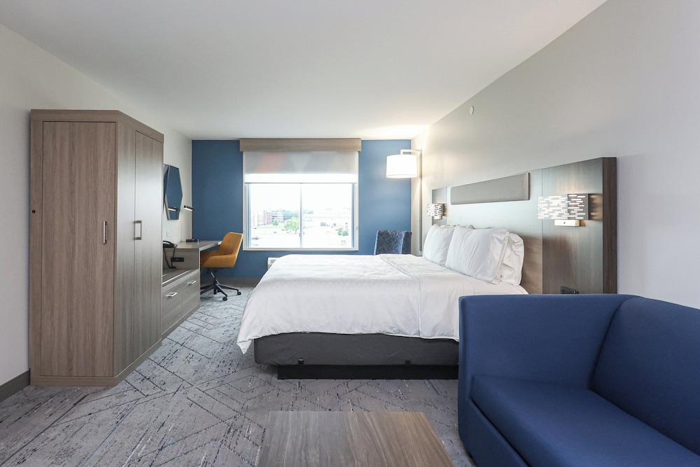 Suite, Multiple Beds (Additional Living Area) - Photo 5