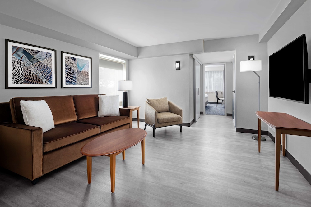 Junior Single Room, 1 King Bed with Sofa bed, Corner photo 1