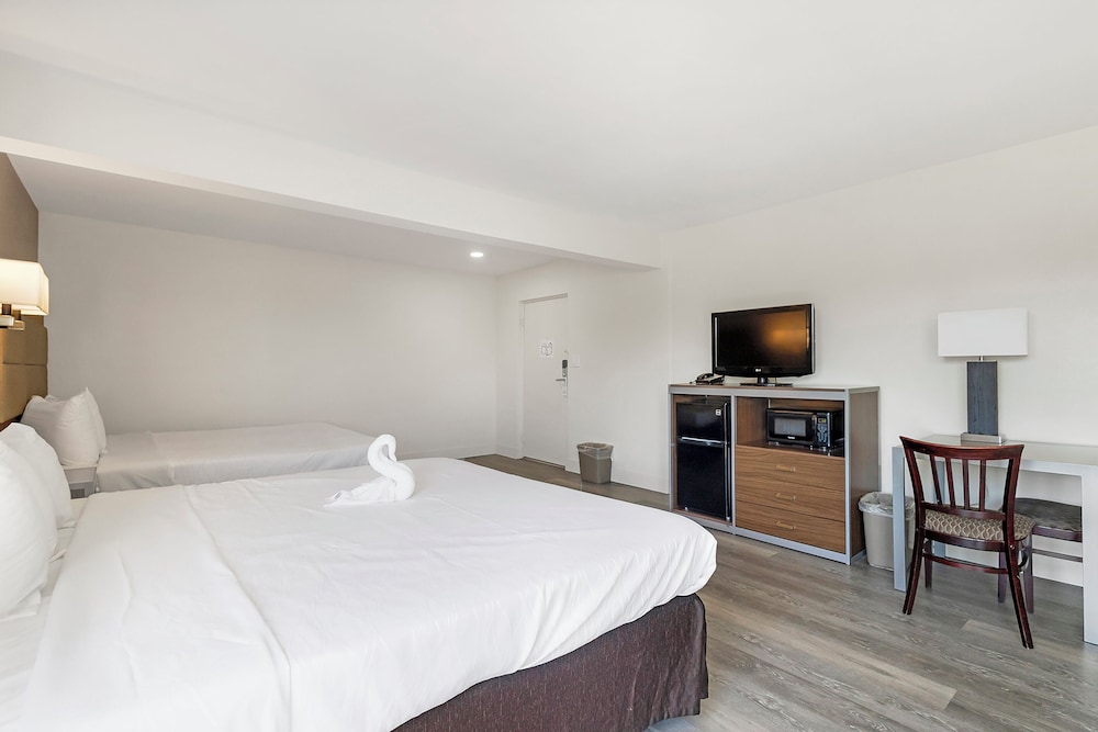 Standard Room, 2 Queen Beds, Non Smoking - Photo 6