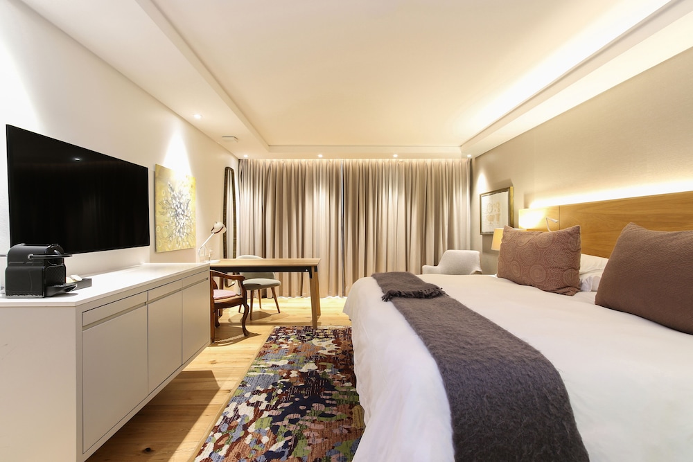 Deluxe Room, 1 King Bed, Courtyard View (Deluxe Courtyard Room) - Photo 1