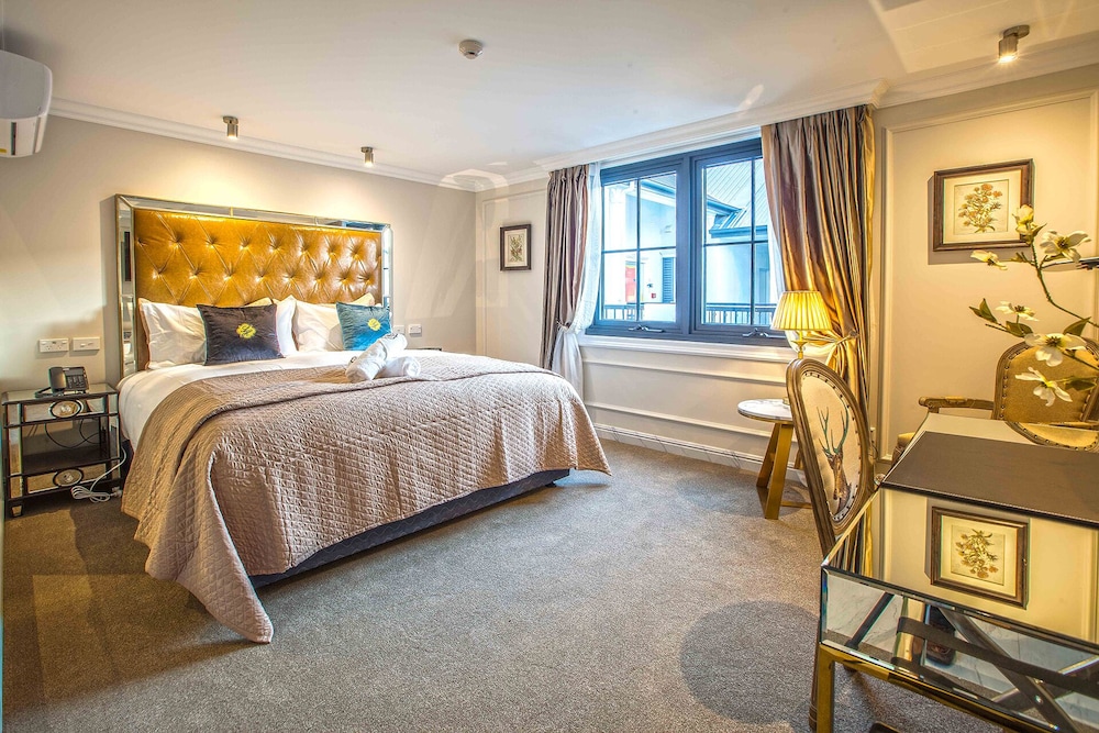Luxury Class King Suite