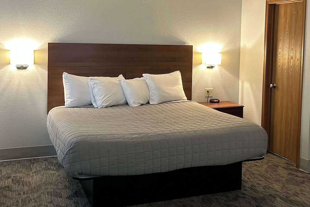 Suite, 1 Queen Bed, Non Smoking (Efficiency)