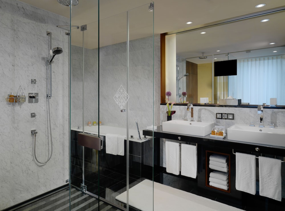 Suite, 2 Bedrooms, Balcony thumbnail 5
