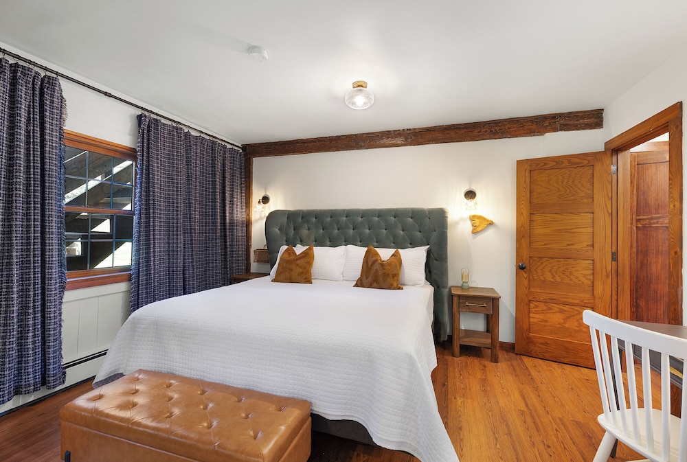 Grand Suite - This unit is not pet friendly photo 2