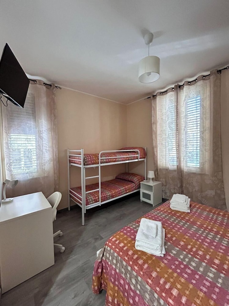 Basic Quadruple Room photo 3