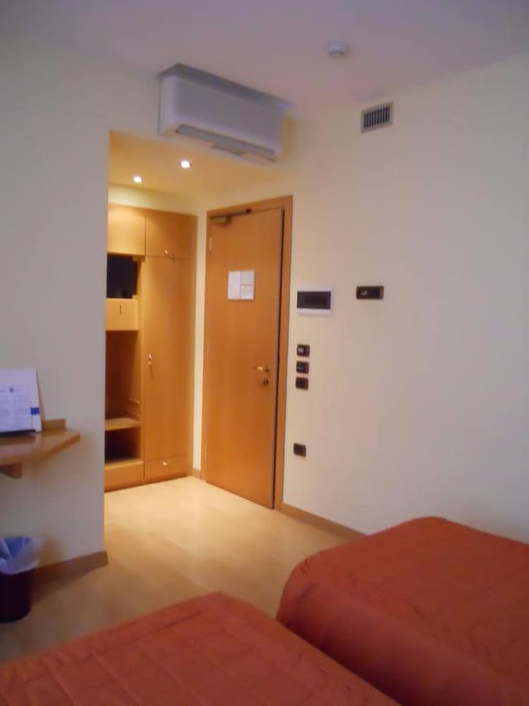 Deluxe Double Room, City View (2 single beds) photo 3