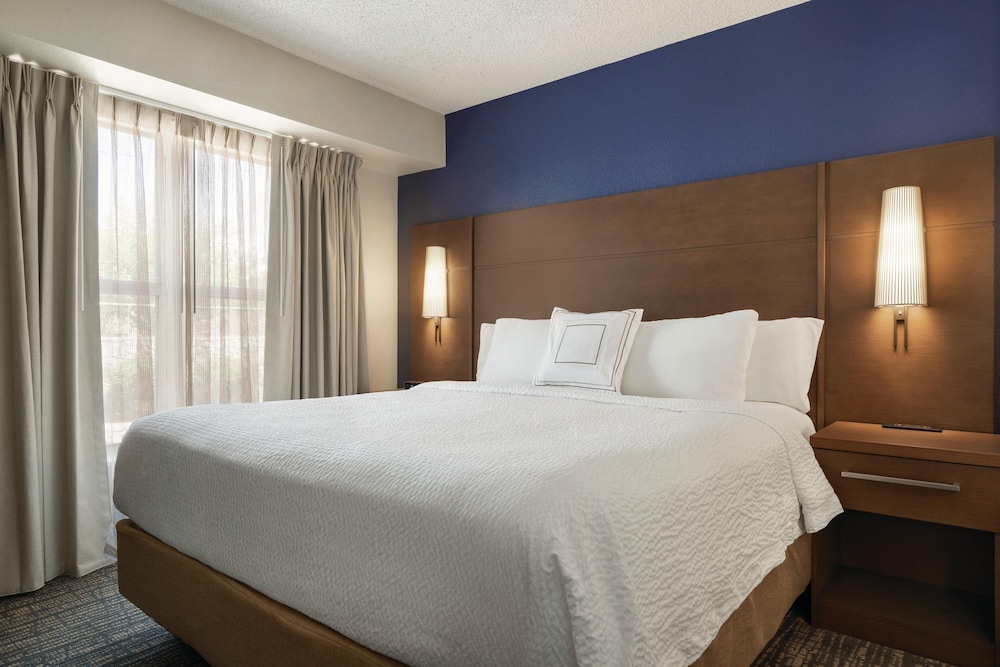 Suite, 2 Bedrooms, Fireplace (Mobility/Hearing Access, Roll-In Shwr)