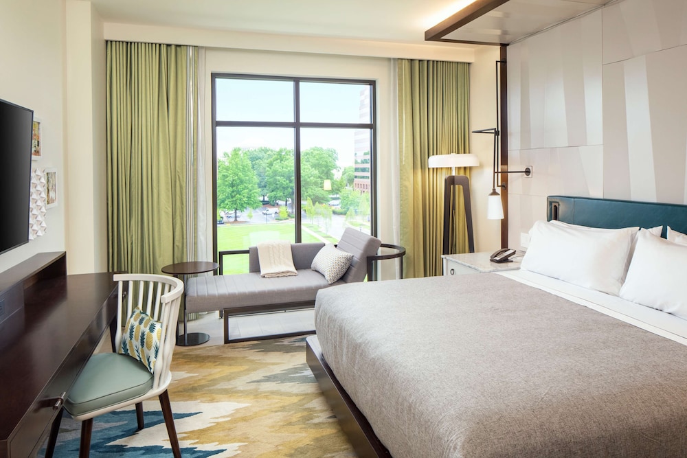 Room, 1 King Bed, Accessible (Mobility, Roll-In Shower) - Photo 4