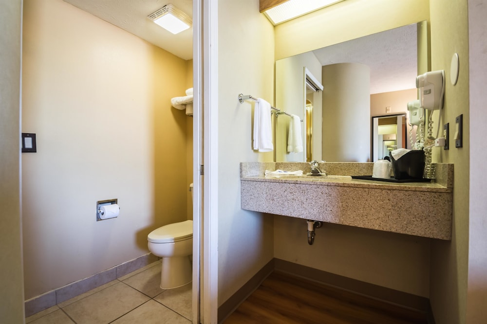 Standard Room, 2 Double Beds, Non Smoking - Photo 7