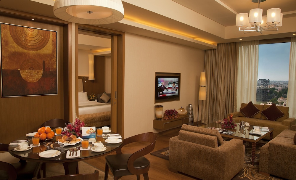 Suite, 1 Bedroom - Photo 2