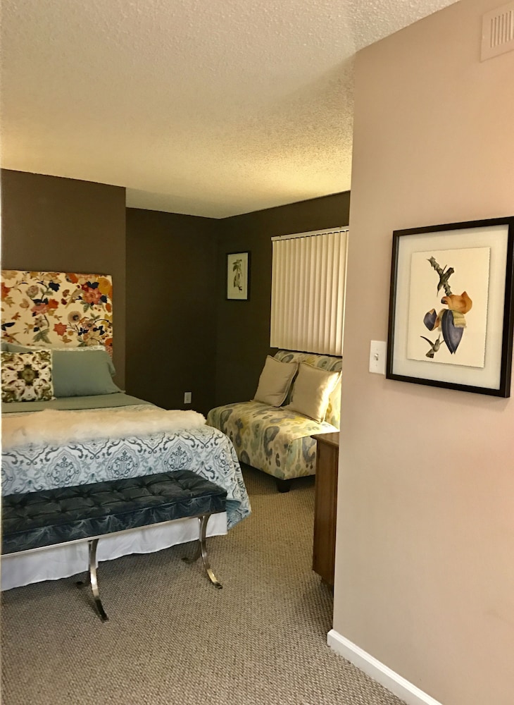 Standard Room, 1 King Bed photo 3