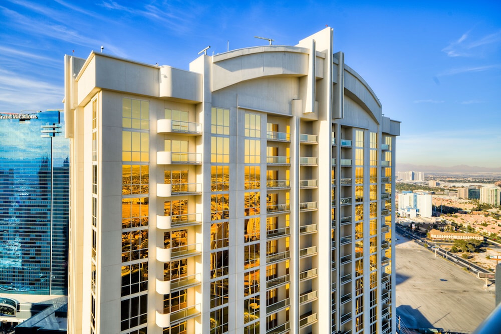 1BR Balcony Suite Strip View - Photo 21