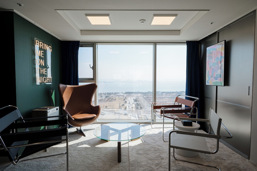 Party Suite Room (Free spa and coffee for 2)