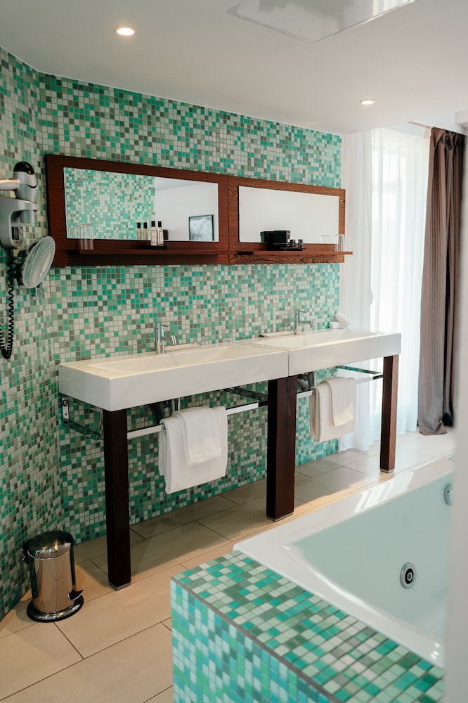 MasterSuite, 2 Bedrooms, Balcony, Sea View photo 2