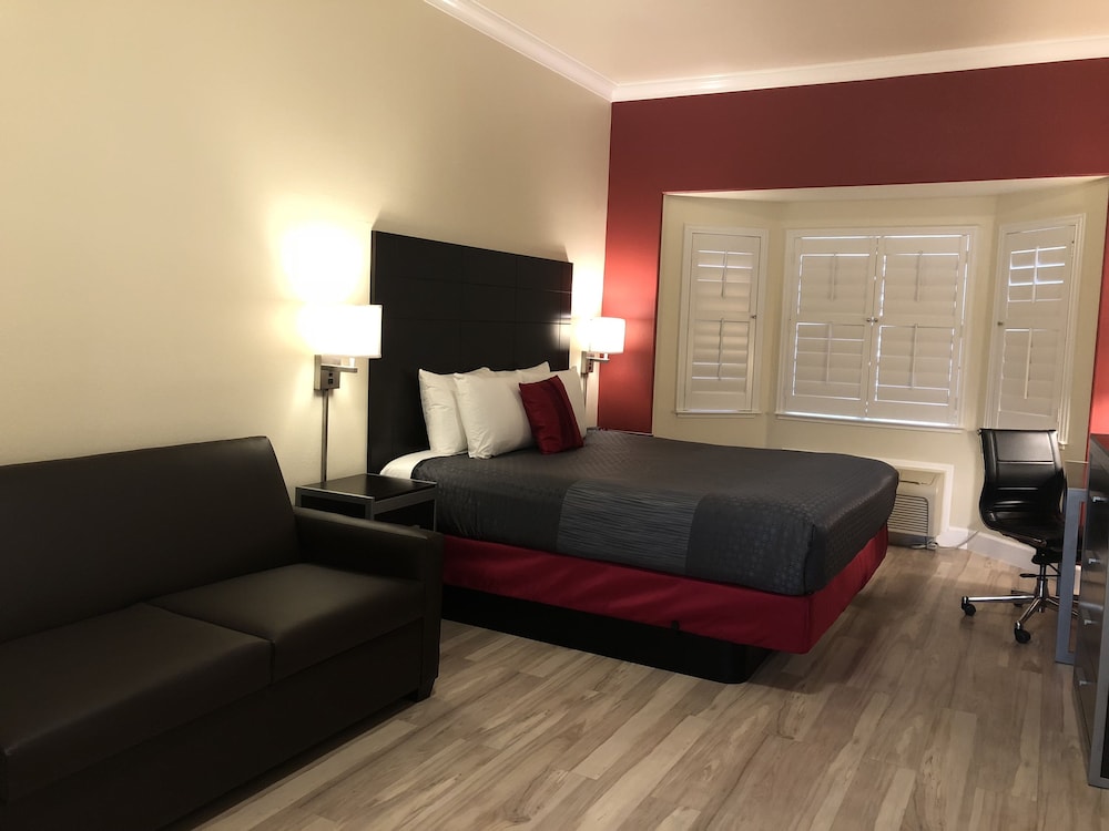 Deluxe Suite, 1 King Bed with Sofa bed