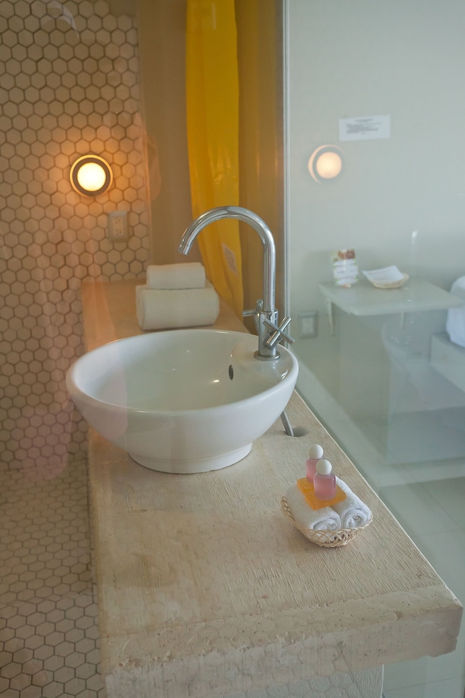 Basic Double Room, Ocean View (Basement level) - Photo 9