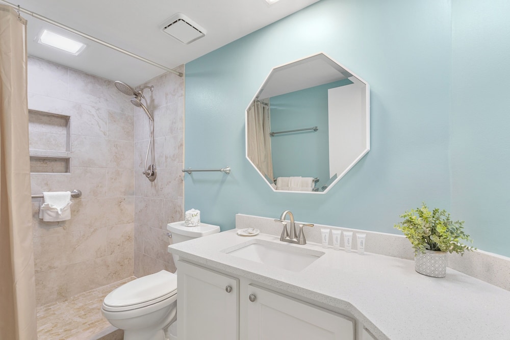 Signature Condo, 3 Bedrooms, Balcony, Beach View photo 2