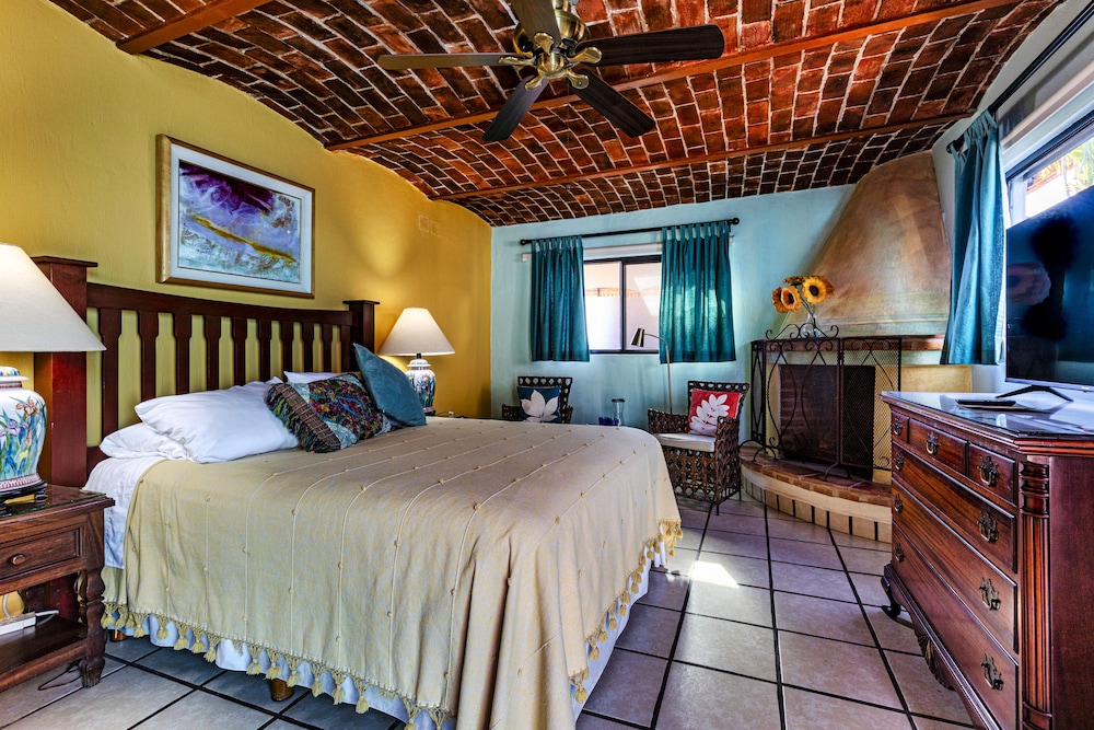 3 Las Margaritas : 1 Queen Bed, w/ Patio
