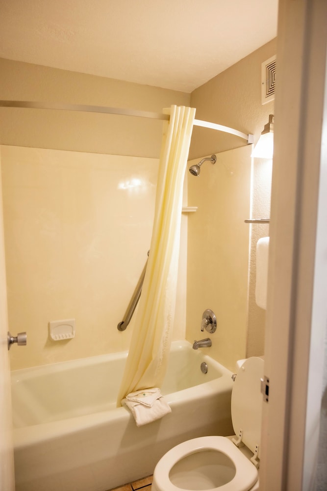 Room, 2 Queen Beds, Non Smoking - Photo 5