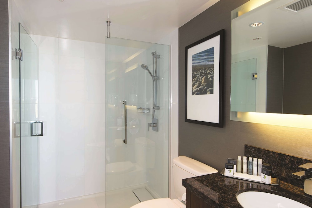 1 King 1 Bedroom Boardroom Suite - Water View photo 1