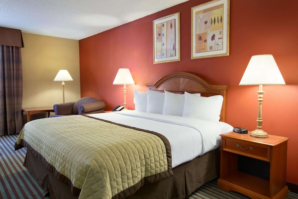 Studio Suite, 1 King Bed, Non Smoking - Photo 2