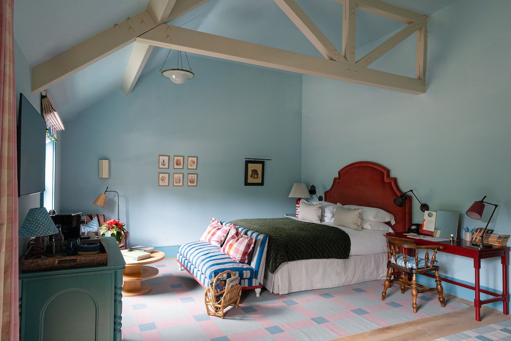 Suite (The Village)