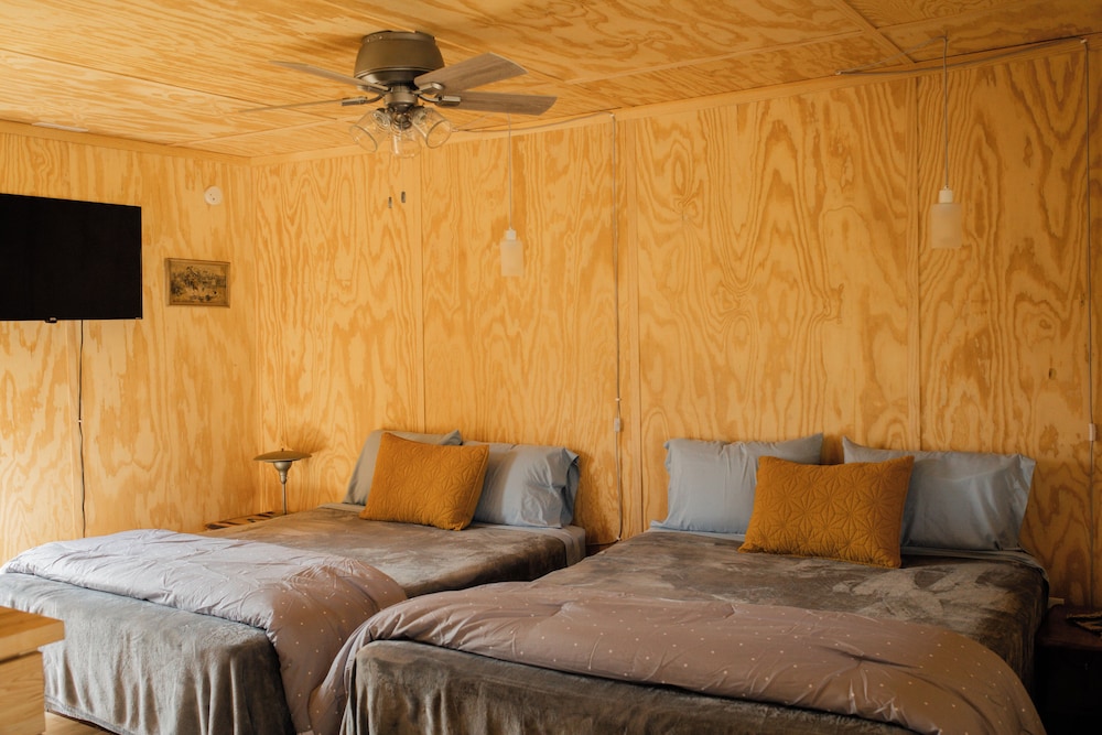 Wagon Wheel Suite #4 (2 Queen Beds) photo 1